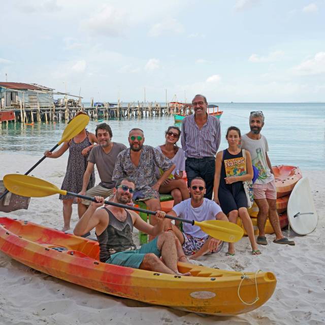 Koh Rong - Kamboçya / Türk esnaf (Yüzünü kapayan Ayşe Bilim - Aşevinin Sahibi)