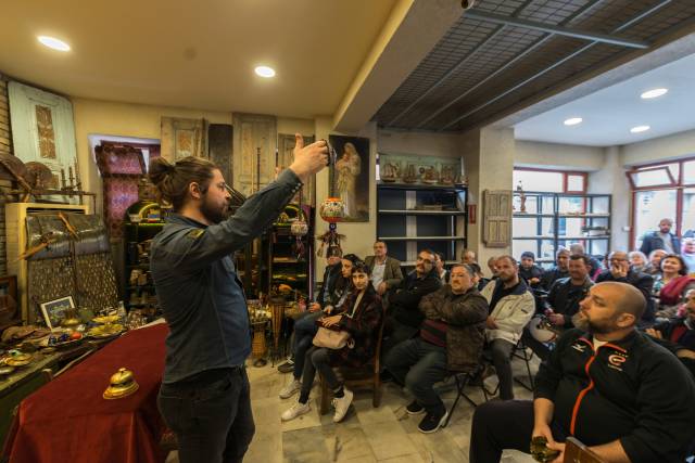 Balat’a gidip canlı canlı bir mezat izlemeden olmaz! Hatta heyecana kapılıp kendinizi fiyat artırma mücadelesinde bulabilirsiniz, bizden söylemesi.