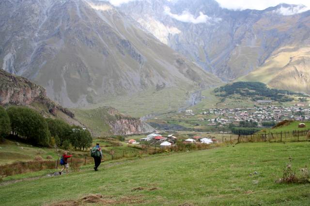 Kazbek Dağı eteklerinde trekking yapanları da görebilmek mümkün.|Fotoğraf: Cenk Ertekin 
