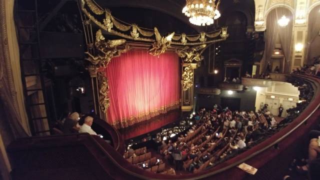 Majestic Theatre, henüz içeri adımınızı atar atmaz sizi havaya sokan bir atmosfere sahip.