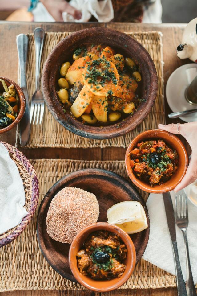 Fas’ta iftar sofraları, çeşitli tatlarla süslenir. 