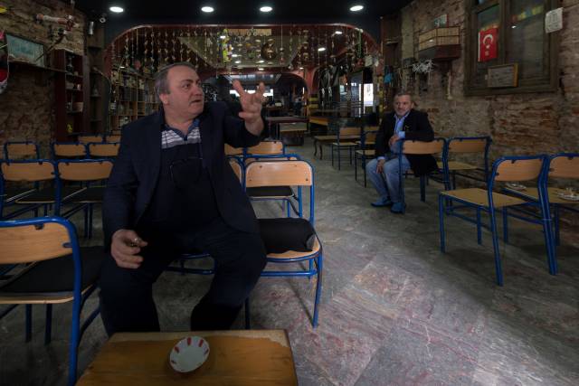 Hasan Bayraktar, semtini çok seven bir Balat yerlisi. Semtin özünün bozulmaması onun için en önemli şeylerin başında geliyor. 