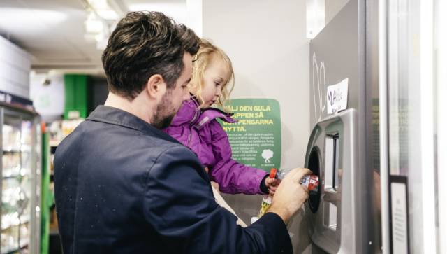 İsveç’te plastik/cam şişeleri ve teneke kutuları geri dönüştürmeye teşvik için halka indirim kuponları ve ücretsiz metro biletleri sunuluyor.