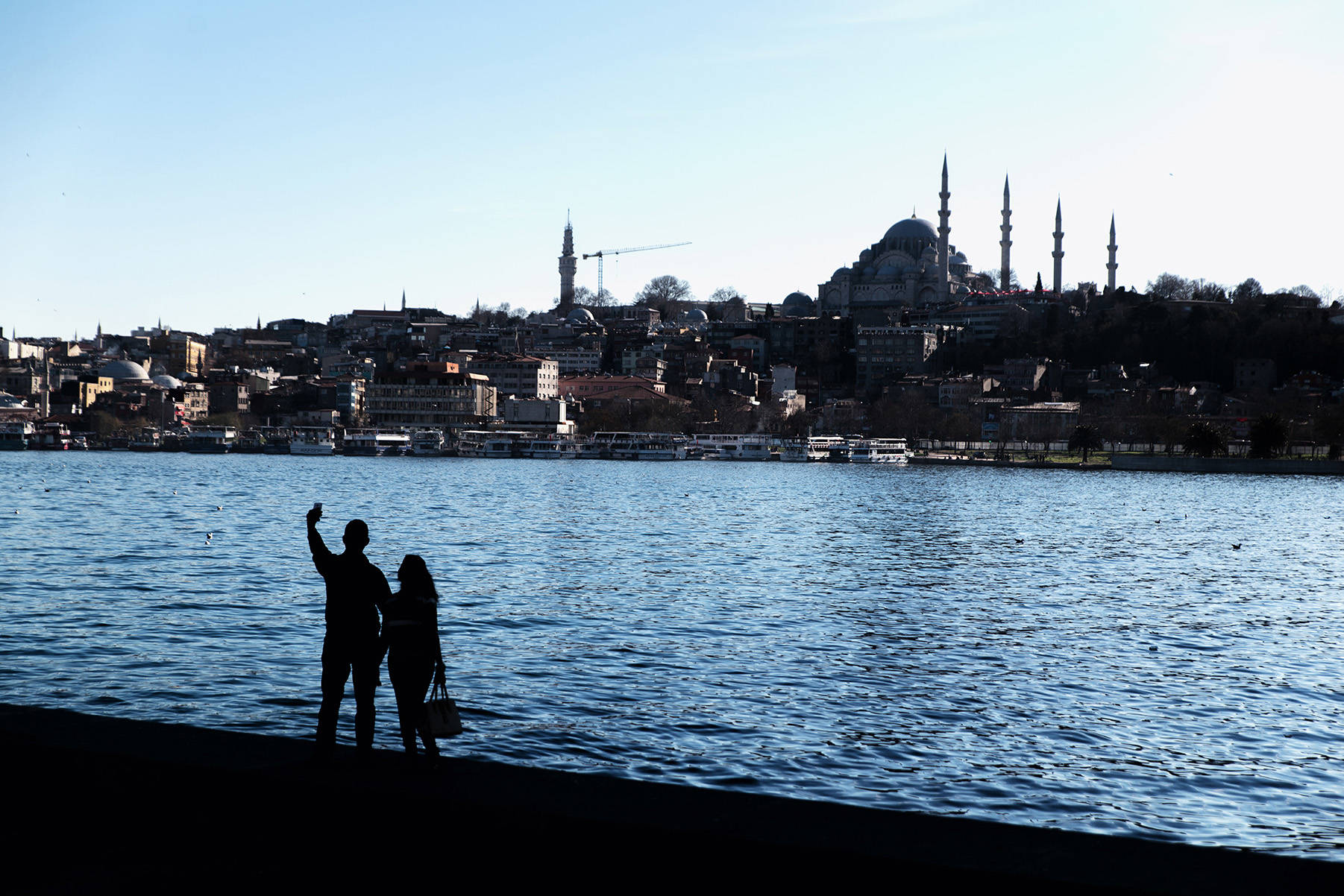 İstanbul, özellikle turistik seyahat için gelenlerin en iyi selfie’yi çekmek için birbiriyle yarışmalarına da sahne oluyor. Karaköy, Fatih, Ortaköy akla ilk gelen yerler arasında. İstanbul’daki selfie yarışı ilginç olaylara da sahne olmuyor değil. 2017 Şubat ayında Eminönü-Üsküdar vapurunda arkadaşıyla birlikte selfie çekerken cüzdanı çalınan bir kadın, farkında olmadan hırsızın fotoğrafını da çekmişti :)