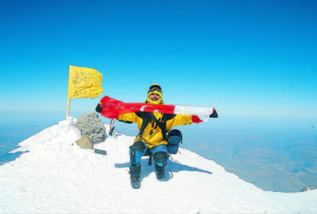 Elbrus Dağı zirvesi, 5642 metre./Fotoğraf:Cenk Ertekin