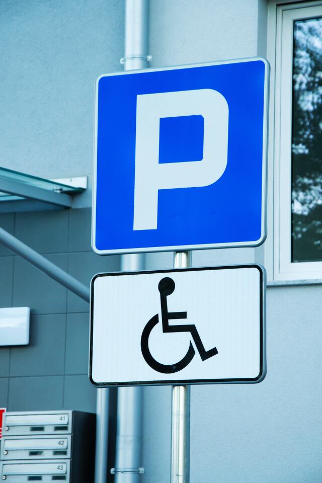 Engelli araçları havalimanı ve belediye otoparklarına ücretsiz, İSPARK otoparklarına ise üç veya sekiz saat ücretsiz park edebiliyor.