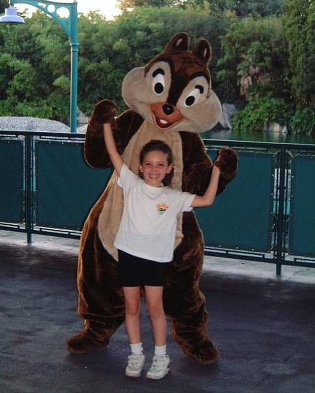 Esin Aydıngöz, henüz bir çocukken Disney World’ü ziyaret etmiş ve ziyaret sonunda dönüp bir gün Disney için çalışacağına dair kendisine söz vermiş. 