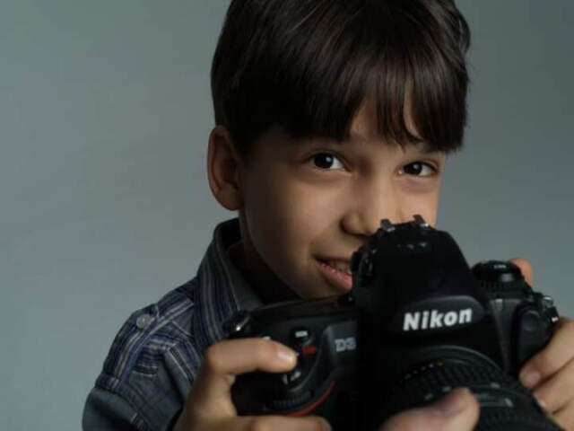 Nâzım Özgün, sekiz yaşından bu yana fotoğrafçılığa meraklı. Bugün ise fotoğrafın yanı sıra video çekimleri de yapıyor.