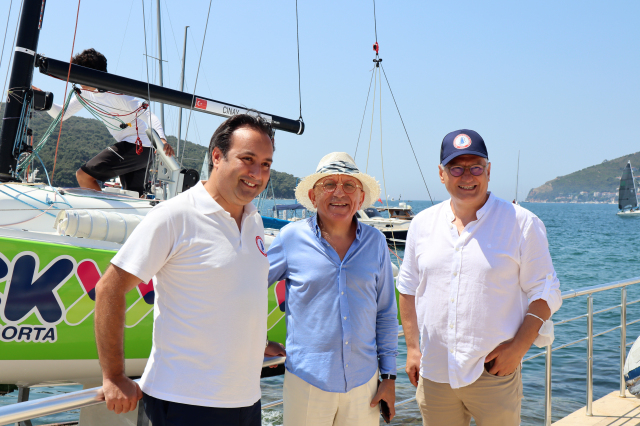 Heybeliada Su Sporları Kulübü Quick Sigorta Yelken Takımı Antrenörü Saruhan Çinay, Maher Holding CEO’su Levent Uluçeçen ve Quick Sigorta Genel Müdürü Ahmet Yaşar 