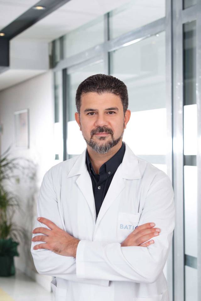 Batıgöz Sağlık Grubu uzman göz doktorlarından Op. Dr. Emre Yılmaz.