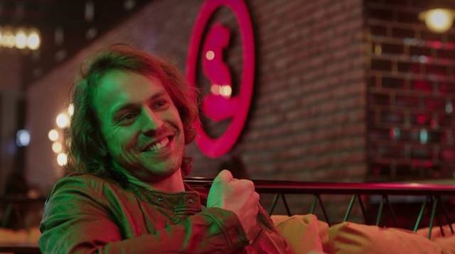 Metin Akdülger, Nevra komisere abayı yakan Gazeteci Ateş rolünde.