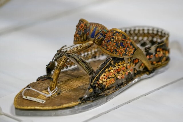 MÖ 1332-1323 yılları arasında hükümdarlık yapan çocuk kral Tutankhamun’un mezarında bulunan ortopedik sandaletin bir teki.