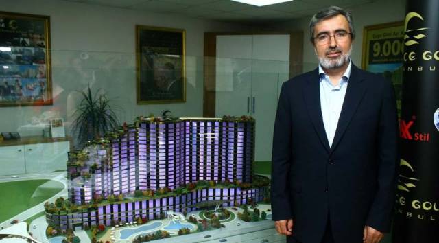Jet Fadıl olarak tanınan Mehmet Fadıl Akgündüz, inşaattan otomotive birçok sektörde birçok proje üretip dolandırıcılık yaptı.