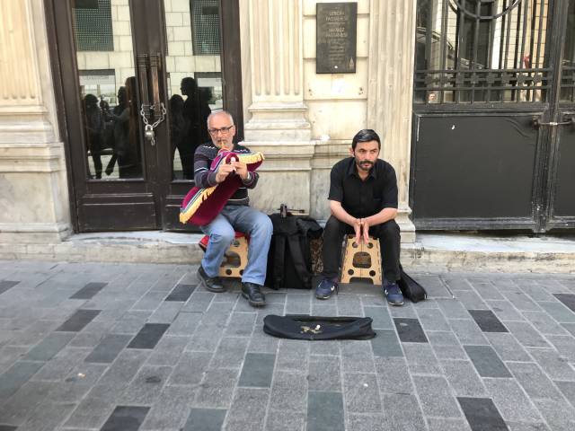 Karadeniz’in parçalarını İstiklal Caddesi’ne taşıyor. 