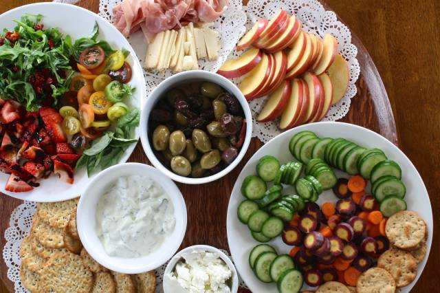 Kahvaltıda peynir, zeytin, yumurta gibi besleyici ama mideyi yormayacak besinler tüketilmeli.