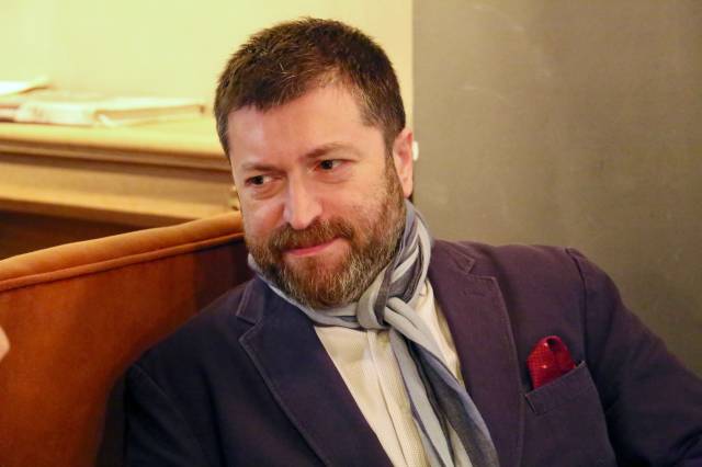 Kuzuloğlu, her biri ayrı birer dünya olan sosyal medya mecralarına kapılmamak gerektiğini söylüyor. 