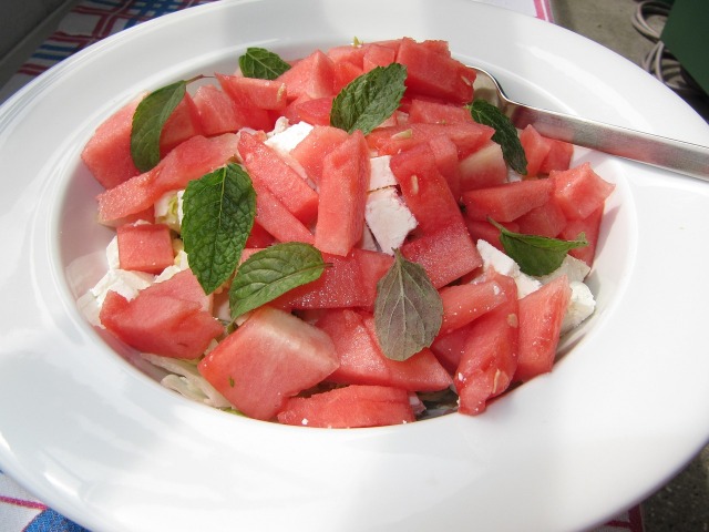 Karpuzlu peynirli salata, sıcak havaların vazgeçilmezi olacak!