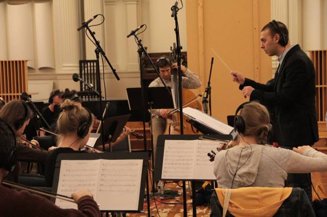 Oğuz Can Özcanlı, Berklee’nin Aranjörlük ve Prodüksiyon bölümünden mezun; caz piyano ve caz kompozisyon dersleri de almış bir besteci.