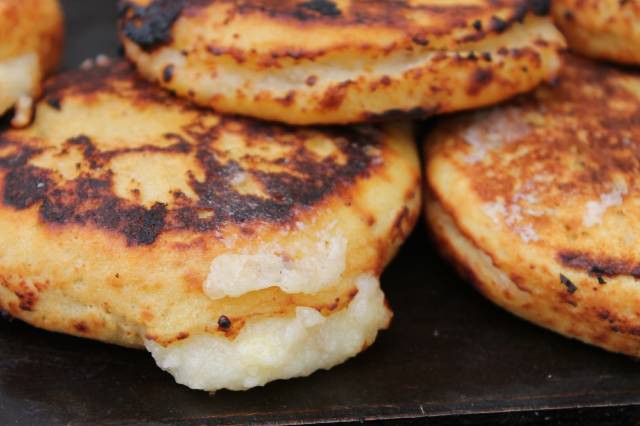 Arepas hem Kolombiya’da hem de Venezuela’da bilinen bir yemek. 