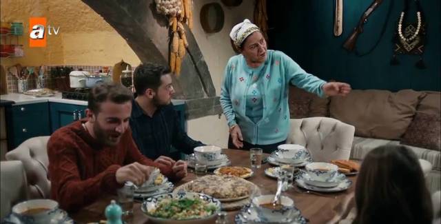 Sen Anlat Karadeniz’de Saniye Hanım’ın kurduğu sofralar insanı bir koşu Trabzon’a gitmeye teşvik ediyor.