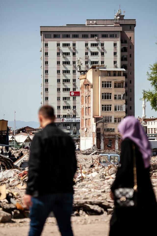 1999 Marmara Depremi sonrası yürürlüğe giren yönetmelikler, bina güvenliği açısından daha sıkı denetimleri beraberinde getirdi.