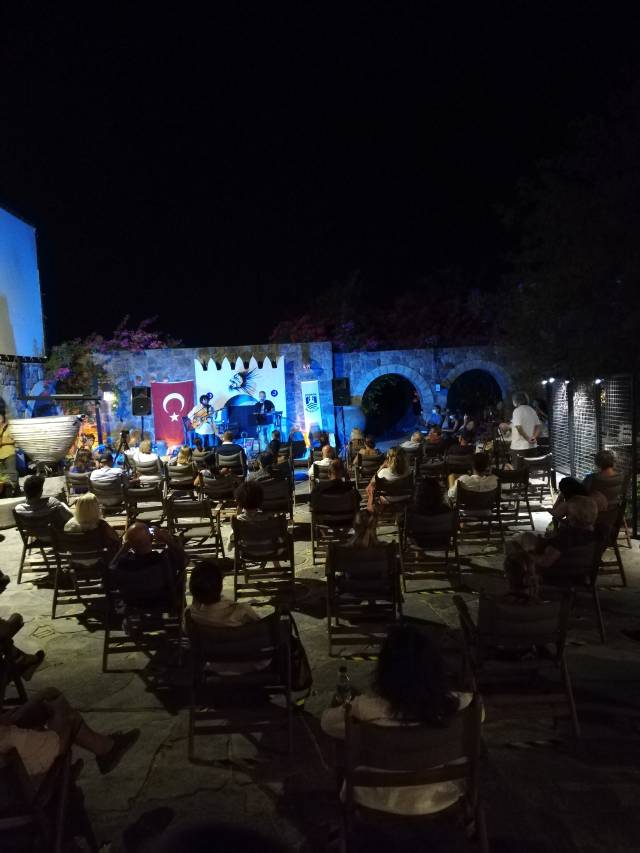 Açık havada düzenlenen konserlerde, sosyal mesafe kuralları uygulandı ve sandalyelere belli sayıda seyircinin oturmasına izin verildi.