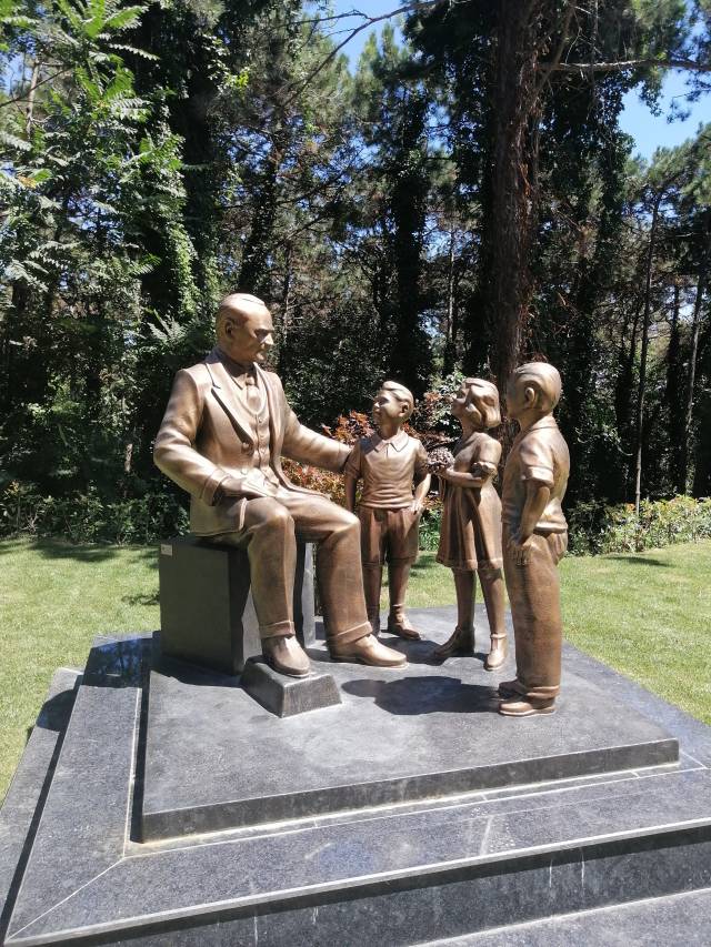 Atatürk Kent Ormanı’ndaki Atatürk ve çocuklar heykeli. 