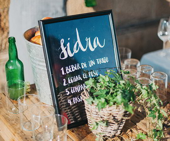 Asturias bölgesinde üretilen elma şarabı, sidra.