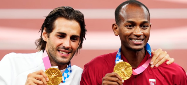 İtalyan Gianmarco Tamberi, kürsüyü paylaşabileceklerini öğrenince Barshim’i kucakladı ve ikisi de gözyaşlarına boğuldu.  