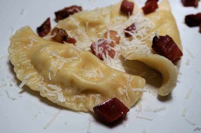 Pierogi Polonya usulü bir mantı. 