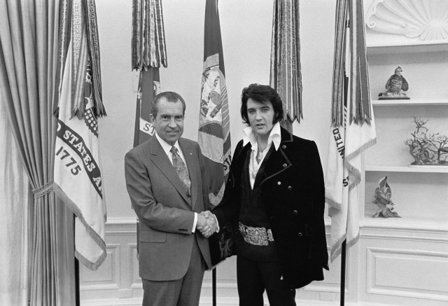Amerikan Başkanı Richard Nixon ve Elvis Presley’nin ikonik fotoğrafı.