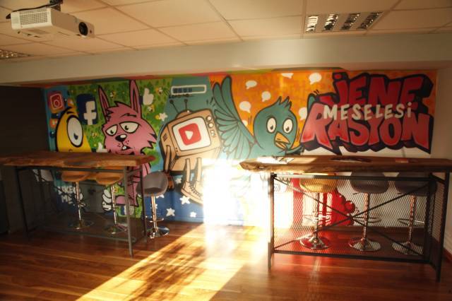 Holding several graffiti workshops, Sokak Sanatları Akademisi renders service in Istanbul. 