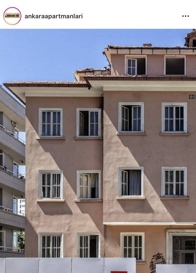 Büklüm sokağın dikkat çeken eski apartmanlarından biri.
