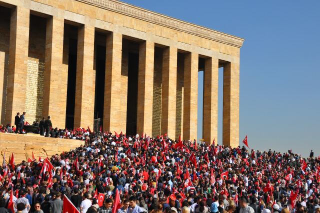 Her 23 Nisan’da binlerce kişi, Mustafa Kemal Atatürk'ün anıt mezarı Anıtkabir’i ziyaret ediyor. 