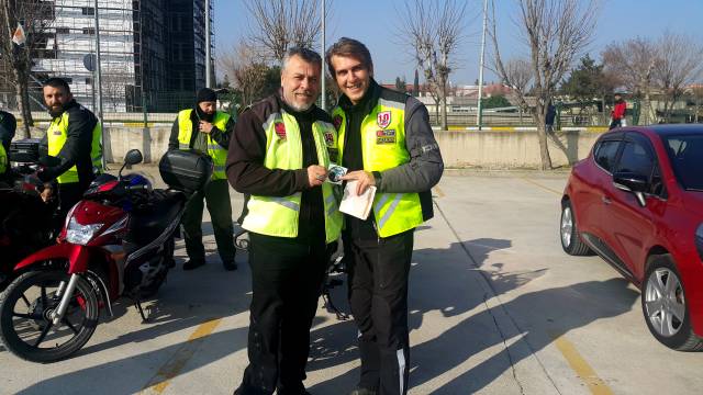 10Riders Balıkesir Motosiklet Derneği başkanı Özgür Candar (sağda).