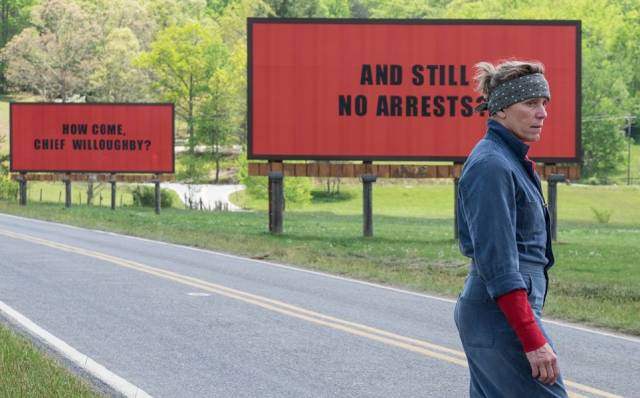 Ebbing, Missouri Çıkışında Üç Reklam Panosu filminin başrolünde Frances McDormand yer alıyor. 