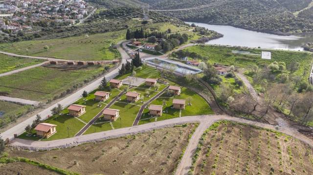 Urla ile Seferihisar’ın tam ortasında bulunan bu güzel ekolojik köy, bölgenin üretim ve turizm anlayışına yeni bir soluk getiriyor.