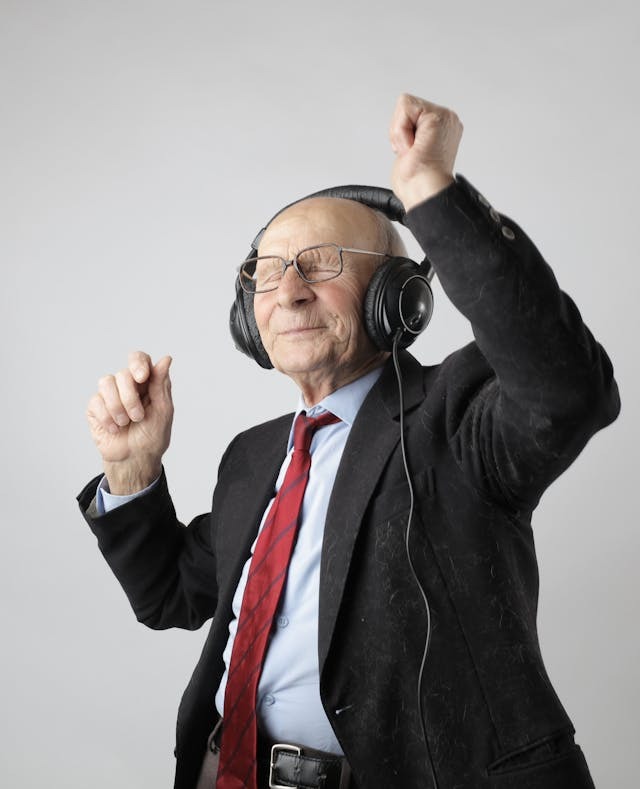 Demans veya Alzheimer hastaları müzik dinlerken eğer fiziksel durumları izin veriyorsa, hareket de etmeleri için dans etmeleri, tempo tutmaları veya alkışlamaları öneriliyor. 