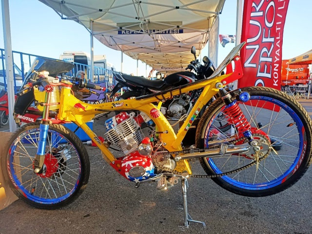 Moto Drag Şampiyonasına Özel Olarak Hazırlanmış Motosikletler Renk Kattı