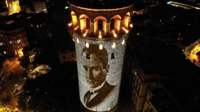 Atatürk’ün silueti Galata Kulesi’ni süsledi. 