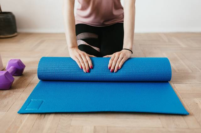 Yoga ve pilates matlarıyla zemin kaynaklı sakatlıklar önlenebilir. 