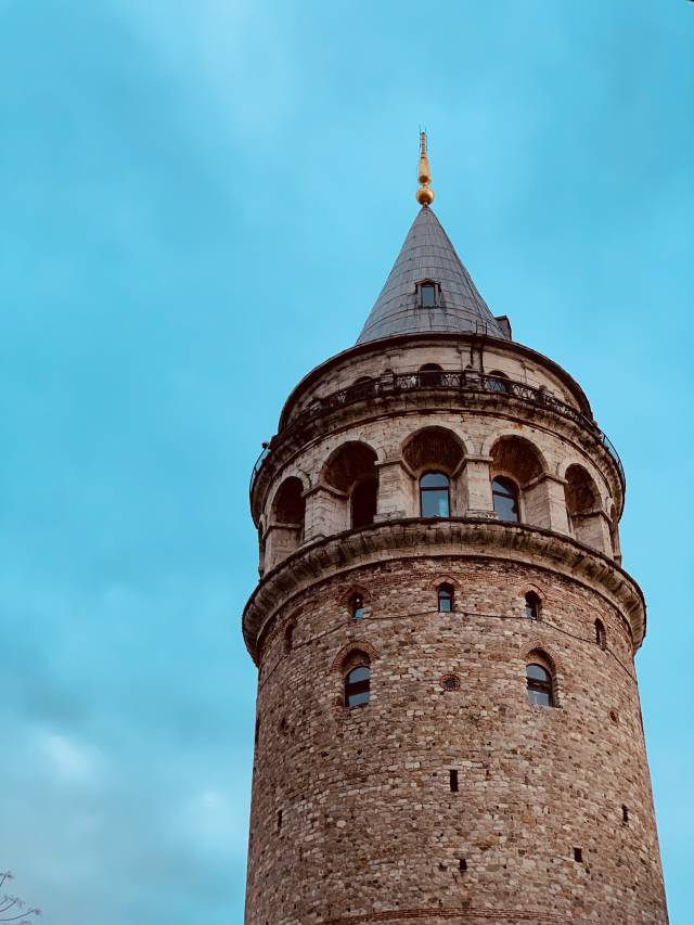 Yangın gözetleme kulesi olarak kullanılan Galata, defalarca yanmaktan kurtulamamıştır.