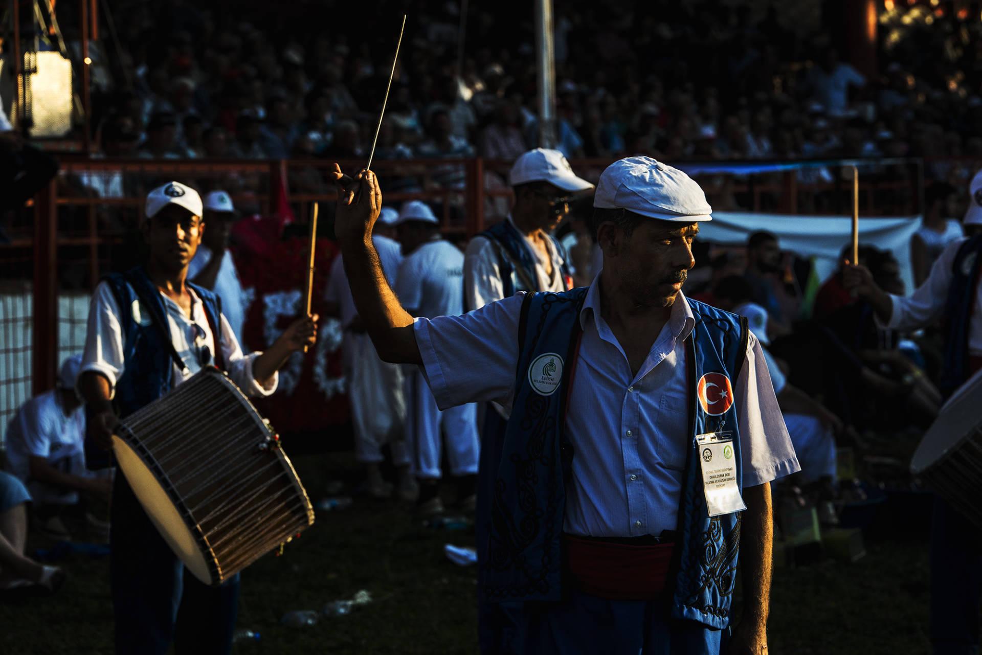 Davullar vurulur, zurnalar çalınır, yiğitler meydana çağırılır. 