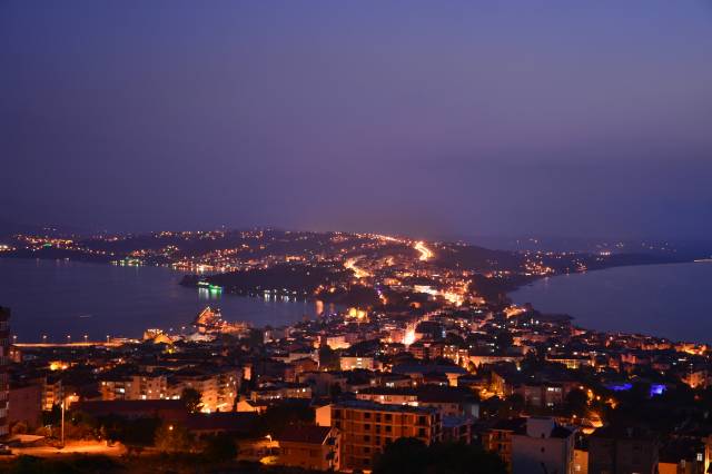 Sinop, pek çok Karadeniz kenti gibi tepelerden görünen manzaraları ile nefes kesiyor.