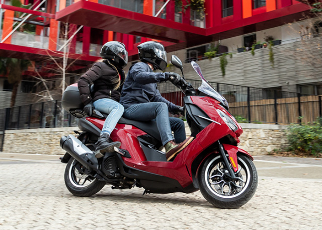 Motosikletin otomobilden ilham alarak tasarlanan akıllı anahtarı ve sensör sistemi sayesinde araç çevresinde bir buçuk metrelik yarıçap içinde algılanıyor.