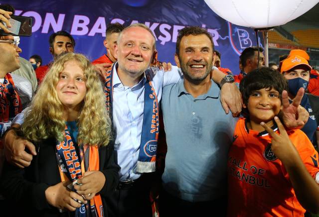 Kulüp Başkanı Göksel Gümüşdağ ve Teknik Direktör Okan Buruk şampiyonluğu kutluyor.