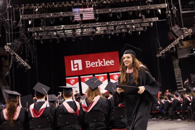Esin Aydıngöz Berklee’den 3.9 ortalama ve “Summa Cum Laude” onursal derecesiyle, “Çağdaş Kompozisyon & Prodüksiyon” ve “Film Müziği Besteciliği” alanlarında çift anadal, “Müzikal Tiyatro Yazarlığı” alanında da yandal yaparak mezun oldu.
