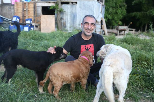 Koray Öztaş - Melekler Şehri Barınağı’nın kurucusu ve yöneticisi.|Fotoğraf: Cenk Ertekin
