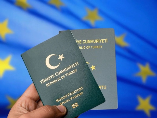 Dış kapağı yeşil olan Hususi Pasaport ve dış kapağı gri renk olan Hizmet Damgalı Pasaport 30 sayfadan oluşuyor. 