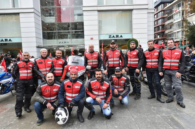 Üst sıra sol baştan: Hüsey Özpolat Mithat Saran Ali Çolak Barış Kebabçı, Selim Pelivan, Salim Kolakan, Ayhan Geridönmez ve Gökhan Şengür. Alt sıra sol baştan: Zafer Eröz, Serkan, Sefa Artan ve Hasan Özpolat.